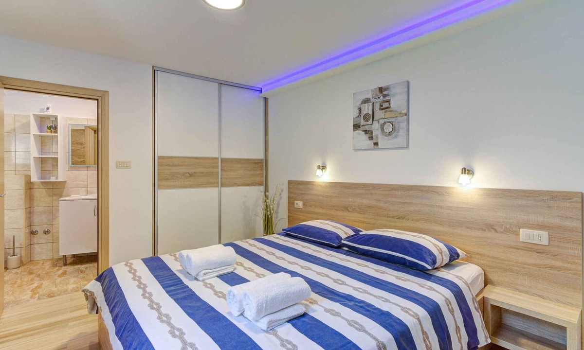 Novi Vinodolski Villa | Holiday home with swimming pool, hot tub and barbecue