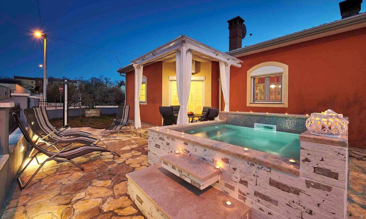 Finida House | Holiday home with air conditioning, terrace and hot tub