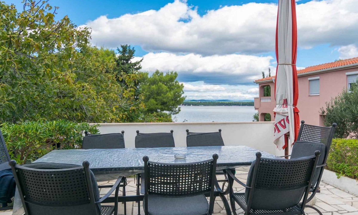Tkon House | Holiday home with air conditioning and sea view
