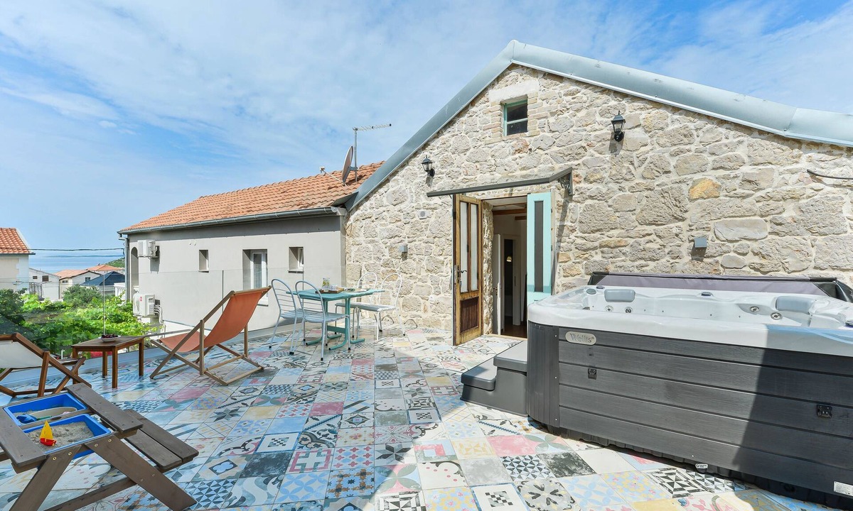 Pakostane House | Holiday home with hot tub Pakoštane, Biograd (K-18982)