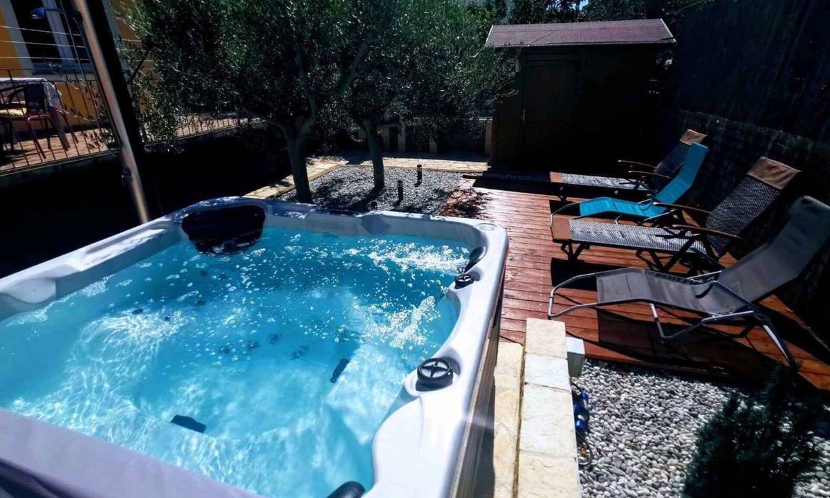 Pomer House | Holiday home with hot tub and sun terrace