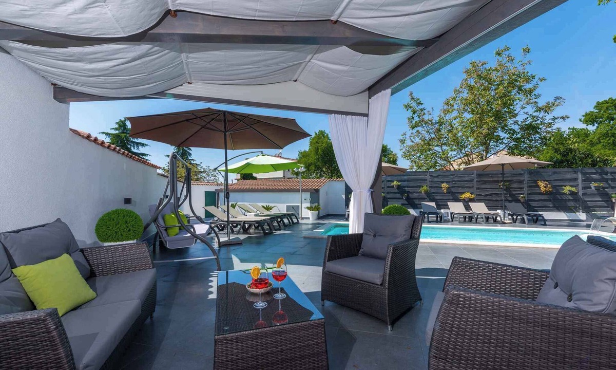 Kukci House | Holiday home with large garden and pool
