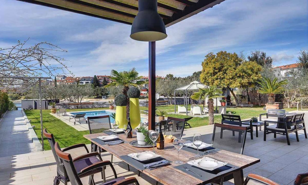 Pjescana Uvala House | Holiday home with pool and barbecue, by the sea