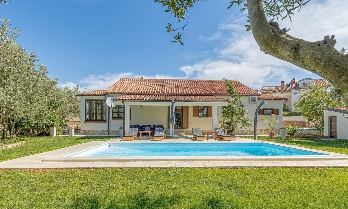 Salambati Cabin | Holiday House with private pool and garden in Smoljanci, for 6- 8 persons
