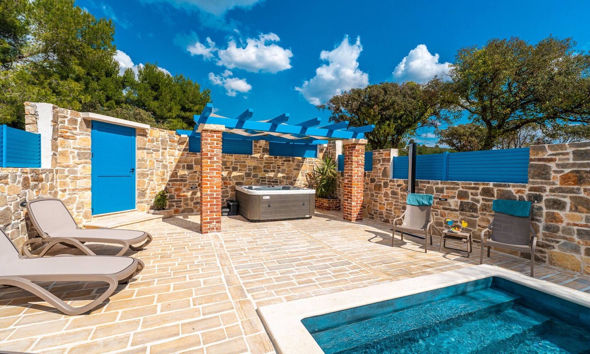 Sukosan Ski Chalet | Holiday house Zara with jacuzzi and close to the sea