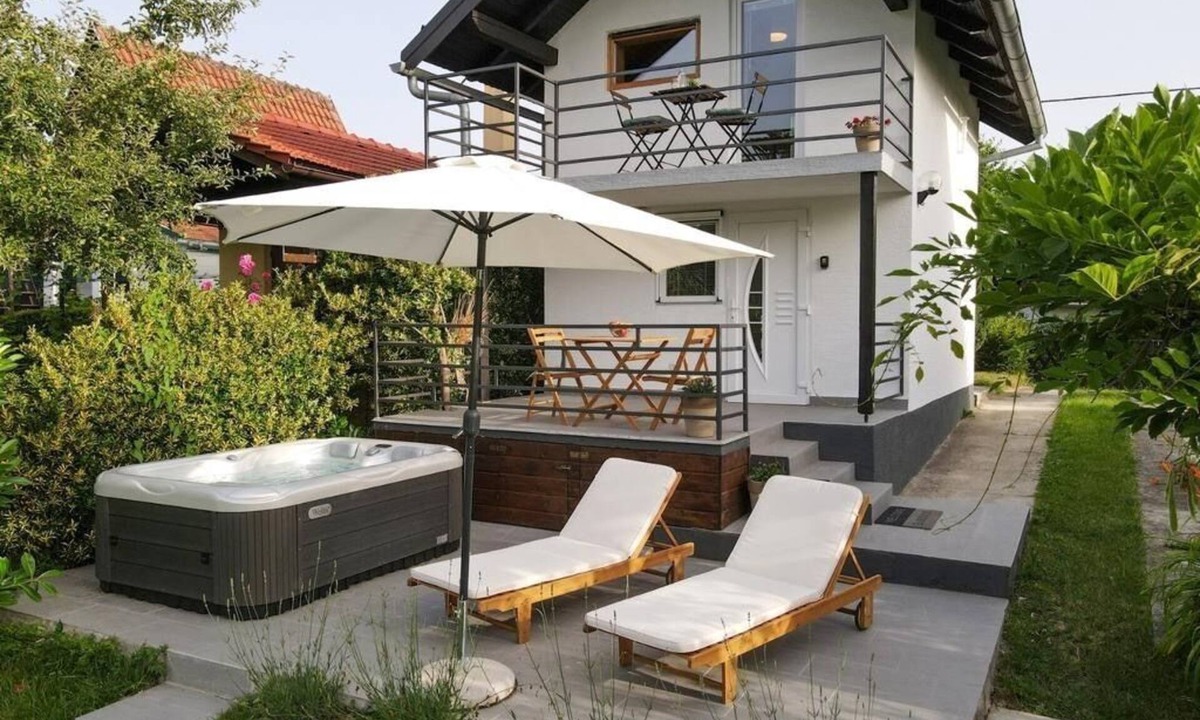 Velika Gorica House | Home with jacuzzi and sauna in Vukomeričke Hills for relaxation and retreat.