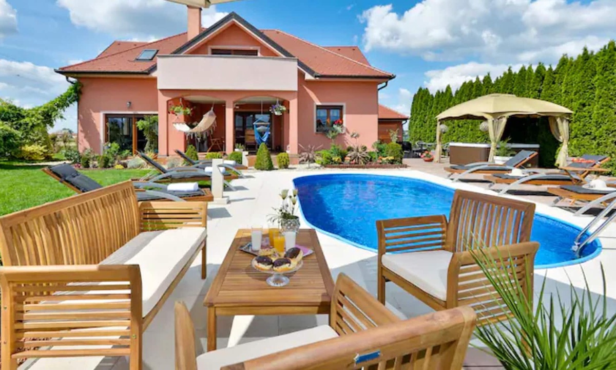 Gornji Kneginec Villa | Homerez - Big villa for 10 ppl. with swimming-pool, jacuzzi and garden at Turčin