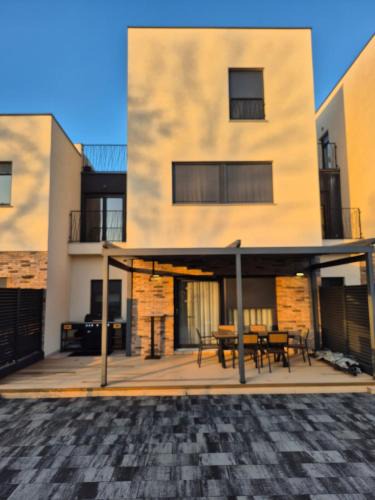 Stupnik Apartment | House AGAPE near Zagreb with rooftop jacuzzi