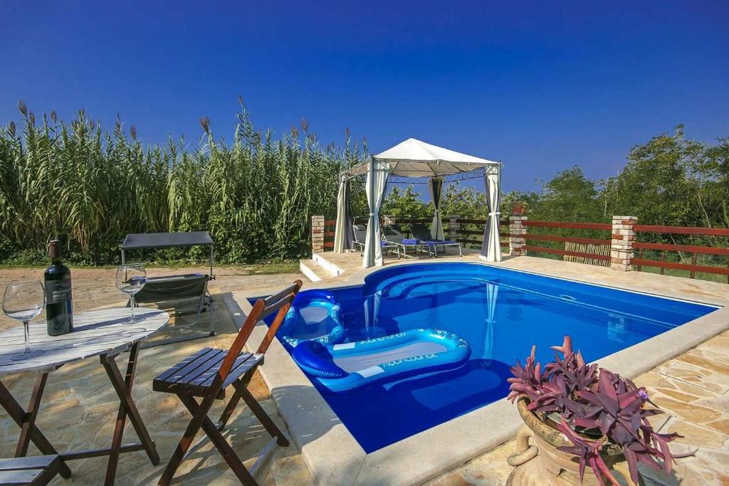 Materada House | House Ester
