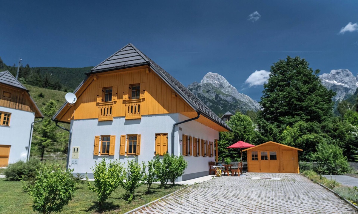 Log pod Mangartom House | House Parabola – 4-Bedroom Mountain Retreat with Breathtaking Views, Sleeps 10