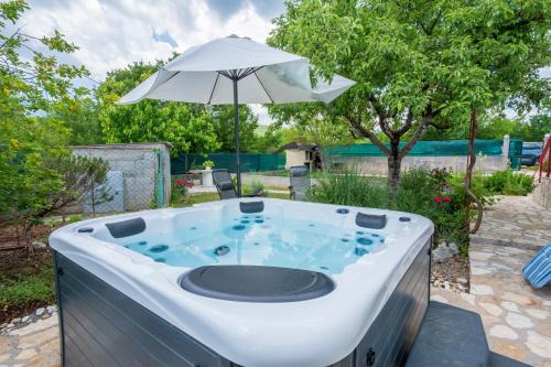 Srijane House | House Tamy - with jacuzzi