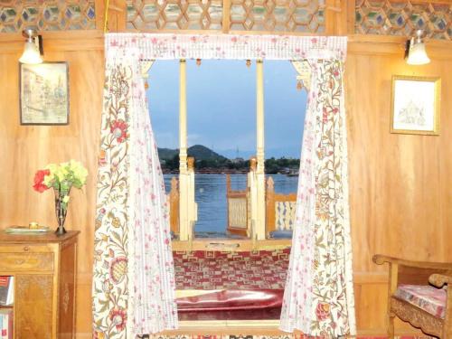Nagin Bagh Boat Rental | Houseboat Young Kabul