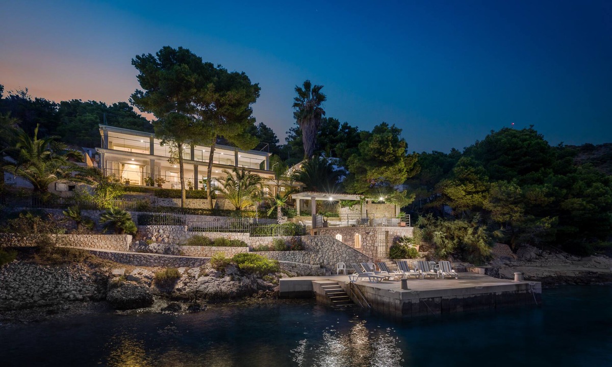 Hvar Villa | Hvar luxury villa right on the Adriatic Sea