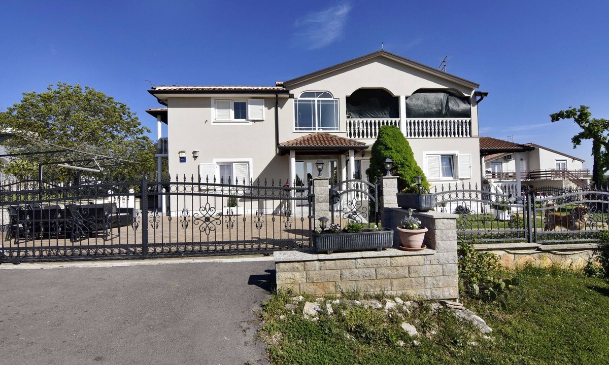 Valica Apartment | Idyllic apartment in Valizza-Umag, surrounded by greenery, air-conditioned, WiFi
