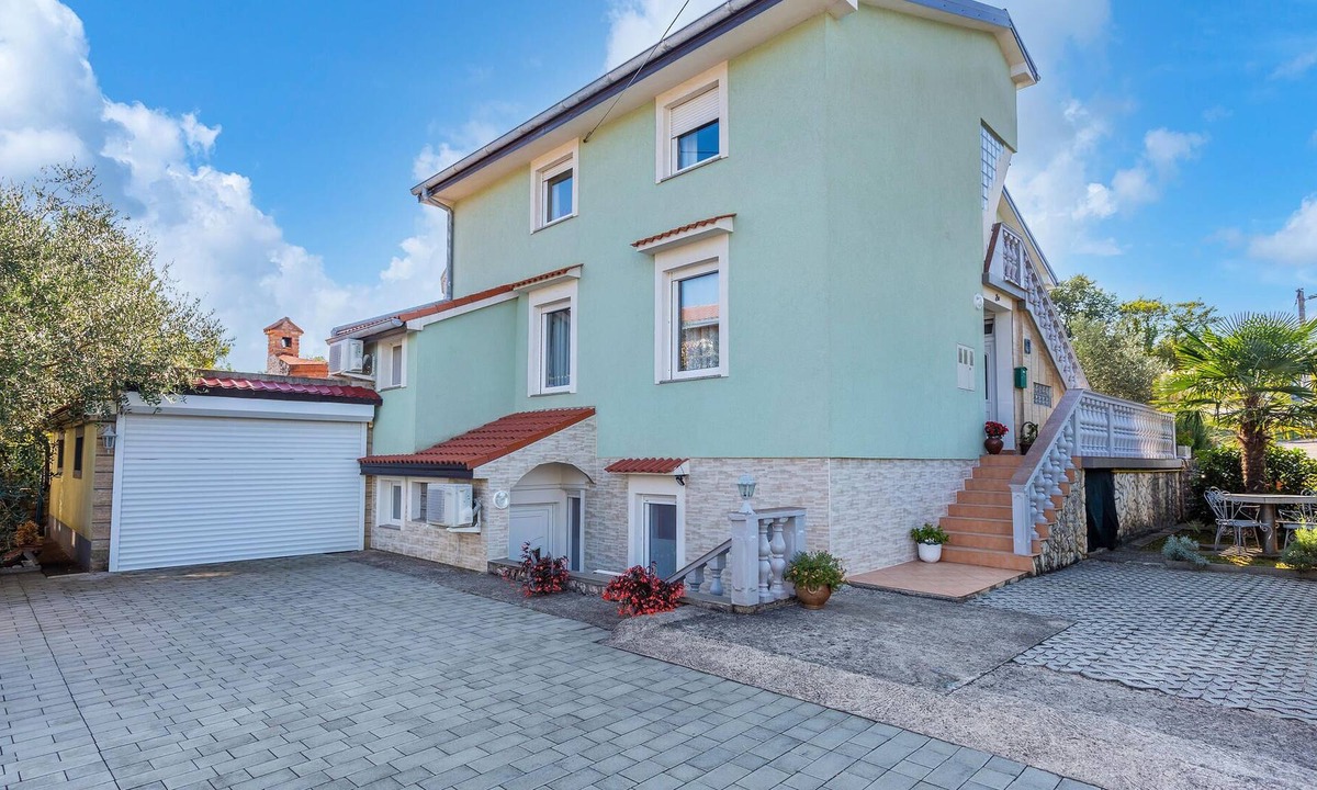Polje Apartment | In this beautiful house on the 1st floor is tastefully furnished apartment CKK724 with minimum ceili