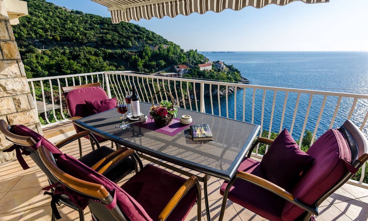 Lozica Apartment | Indy's Beach Apartments -Two Bedroom Apartment with Balcony and Sea View