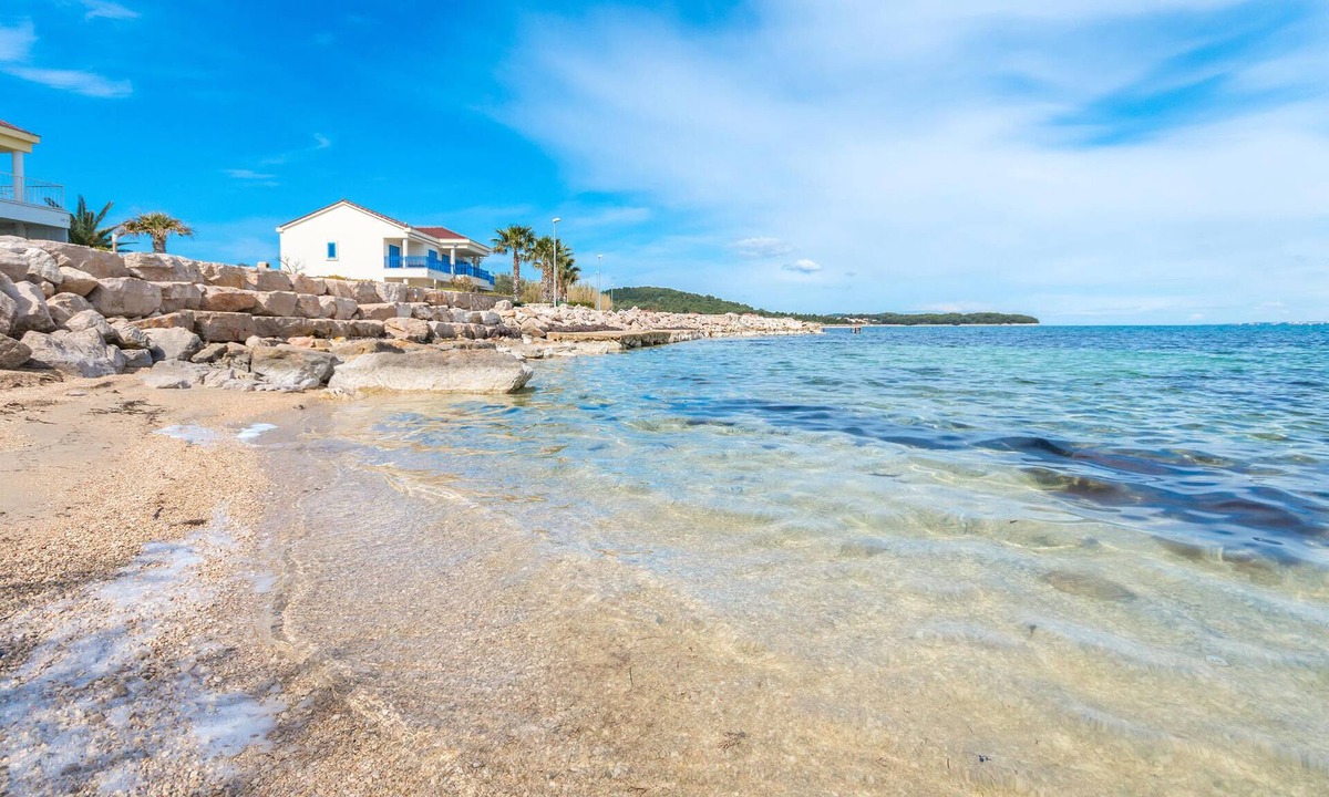 Banj Apartment | Inviting vacation apartment right by the sea for a wonderful vacation.