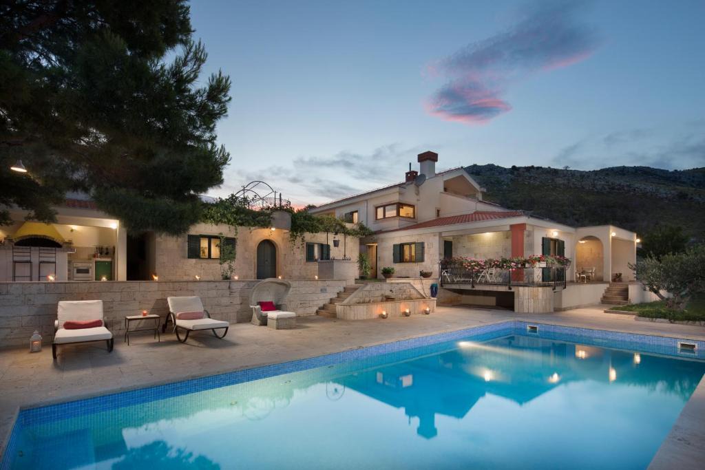 Plano House | ISOLATED Five Star Luxury Villa With Private Pool