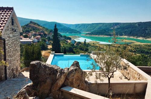 Prolozac Villa | Jukini Dvori Villa with a view of the Green lake