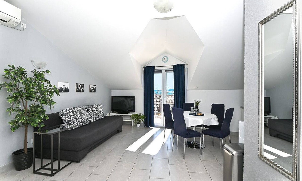 Kastel Kambelovac Apartment | KAMBELOVAC 2 - stylish & cozy apartment for up to 4 persons, 150m from a beach