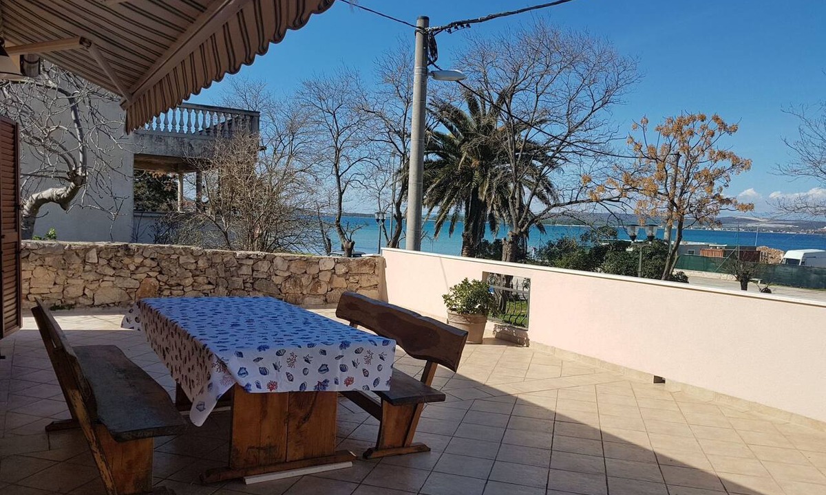 Tkon House | "Krajka" mit Blick auf das Wasser by Interhome