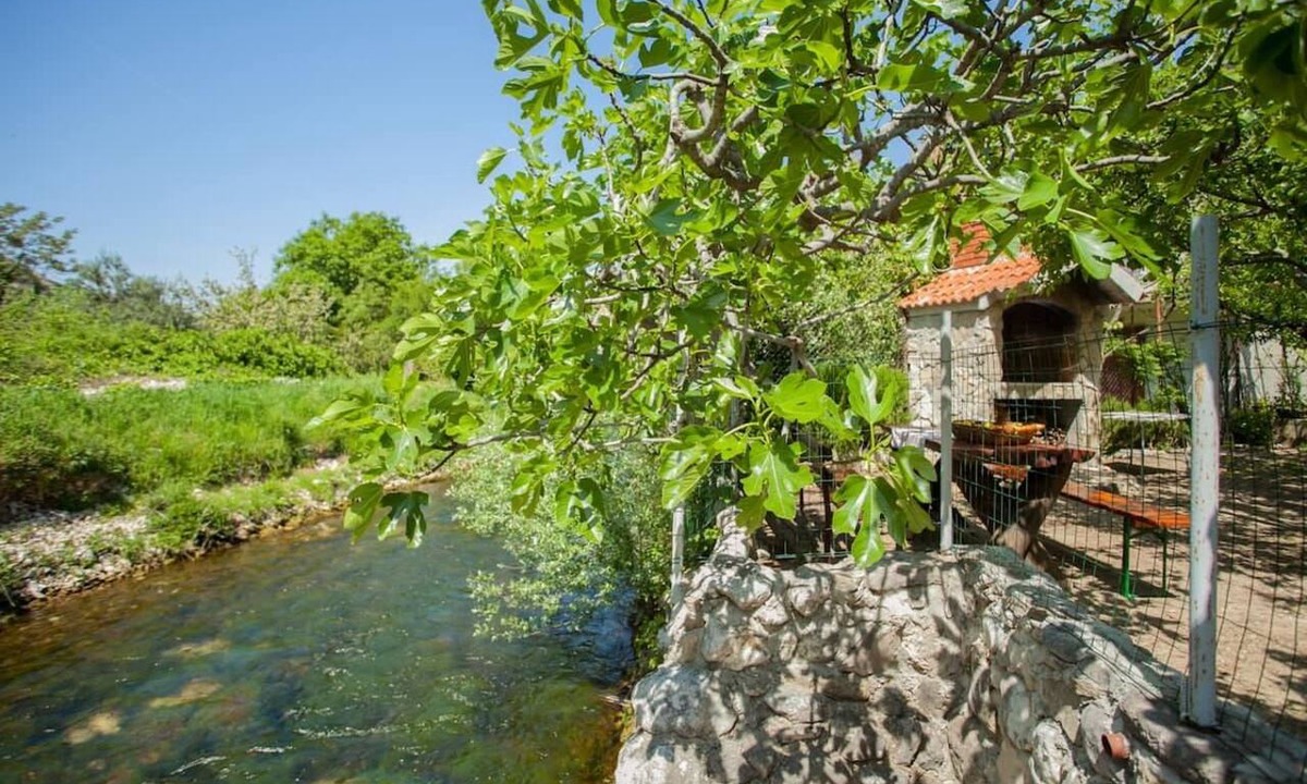 Zrnovnica House | Kuča na rjeci s velikim vrtom I pogledom na planine,3km od mora - Split 10km.
