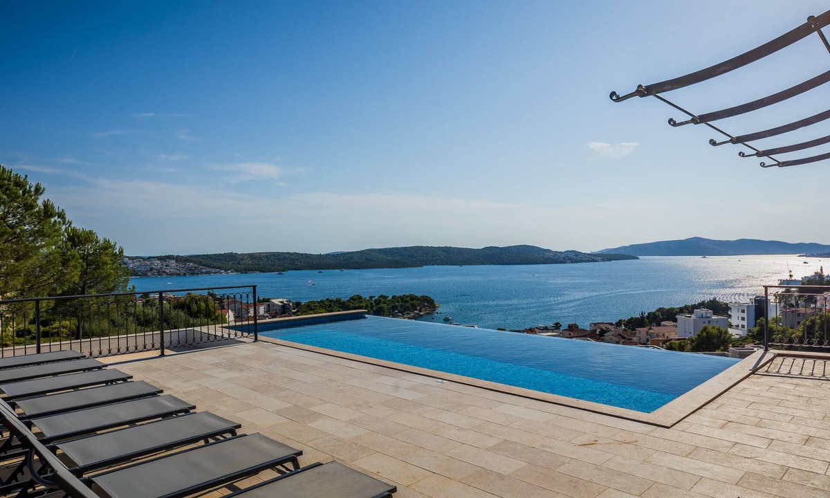 Trogir Villa | Large villa, stunning view, walking distance down town Trogir, 20 person+ event