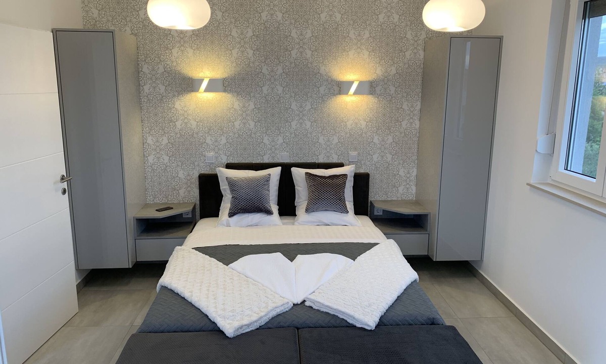 Turanj Apartment | Laudato ⭐️⭐️⭐️⭐️ XXL Deluxe Apartment with free Jacuzzi, Bikes & Covered Parking