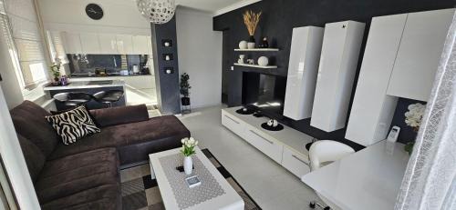 Vinkovci Apartment | Laura Exclusive, dizajnerski uređen stan, izvrsno opremljen, self check-in