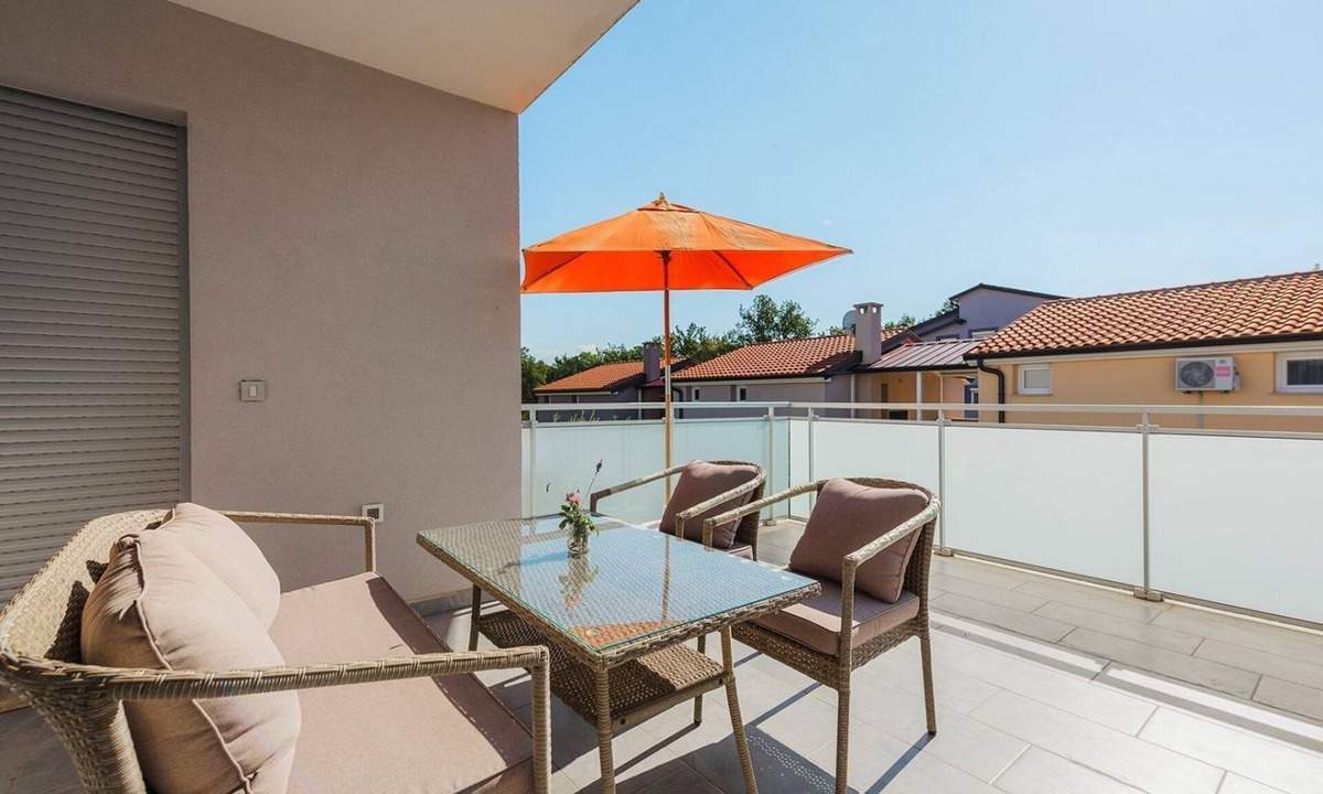 Đuba Apartment | Light-filled studio apartment just 500 metres from the beach with barbecue area