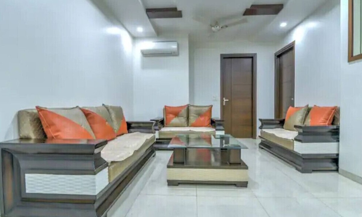 Kalkaji Apartment | Lively 2 BHK Apartment- Park Facing, close to market by HostMyStay