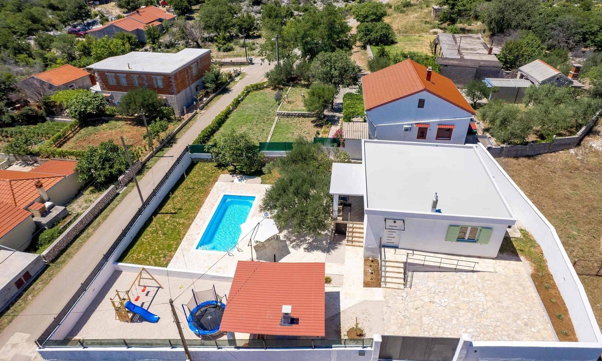 Vinjerac Villa | Lovely 2-bedroom villa with WiFi and AC in Slivnica