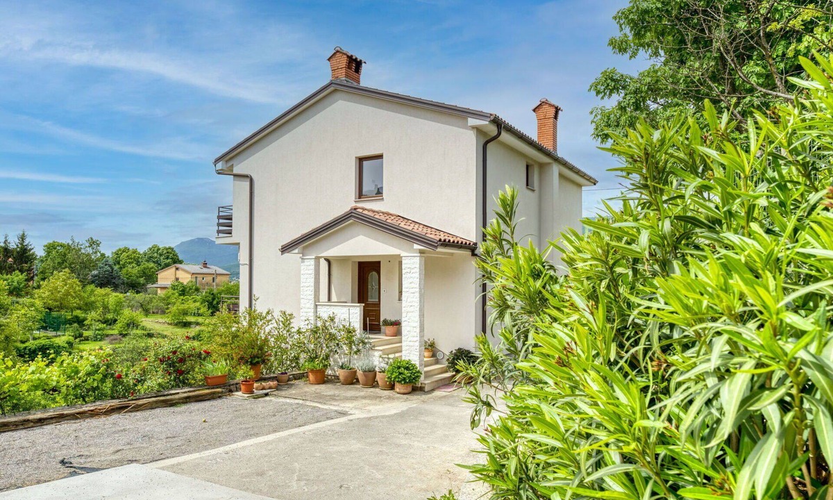 Kastav Apartment | Lovely apartment for 3 people with A/C, WIFI, TV, patio and panoramic view