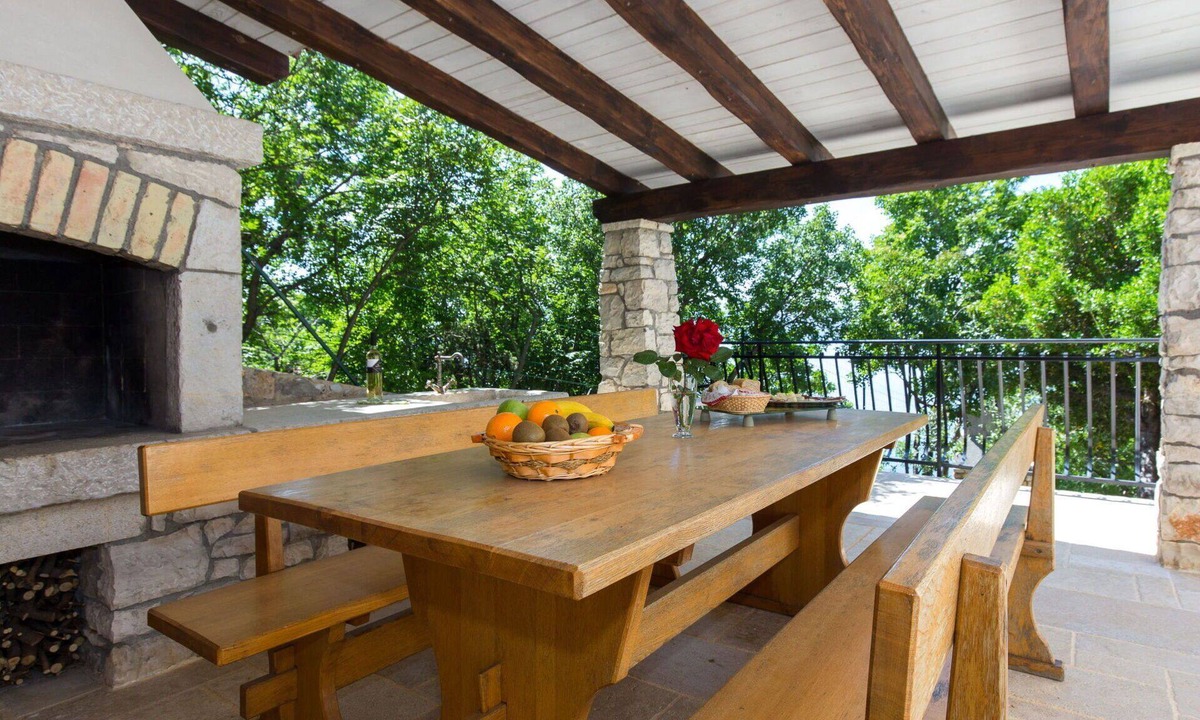Senj Apartment | Lovely apartment for 4 guests with WIFI, A/C, TV, terrace and pets allowed