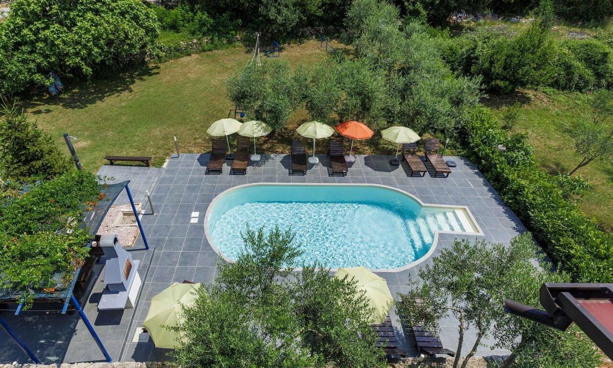 Presika Apartment | Lovely apartment for 5 people with A/C, WIFI, pool, TV and terrace