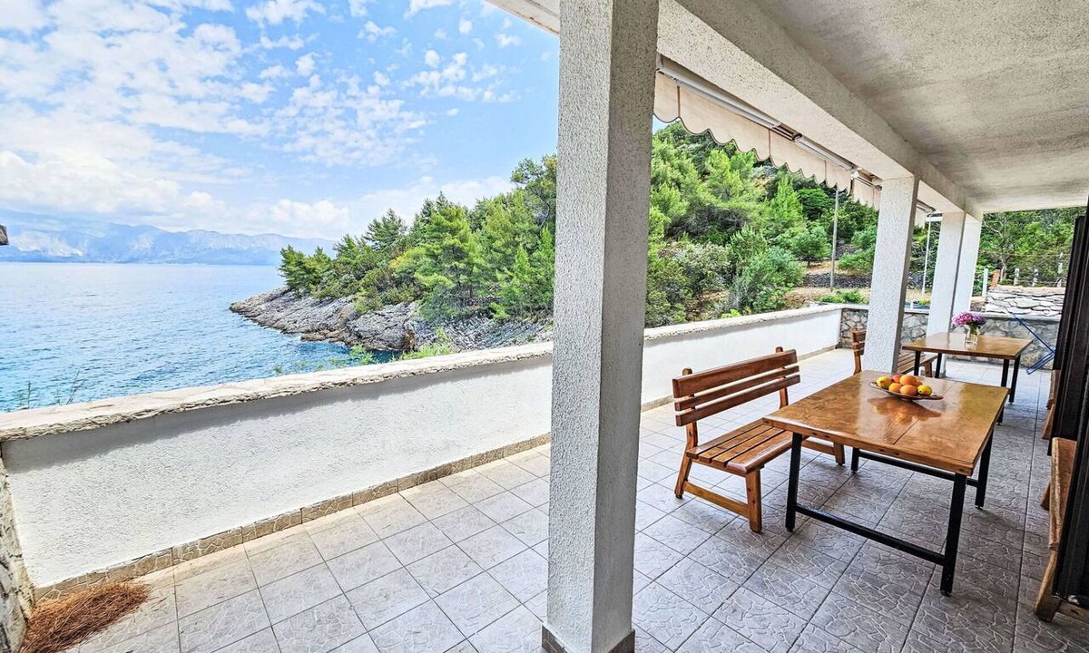 Bogomolje Apartment | Lovely apartment for 11 people with WIFI, TV and terrace