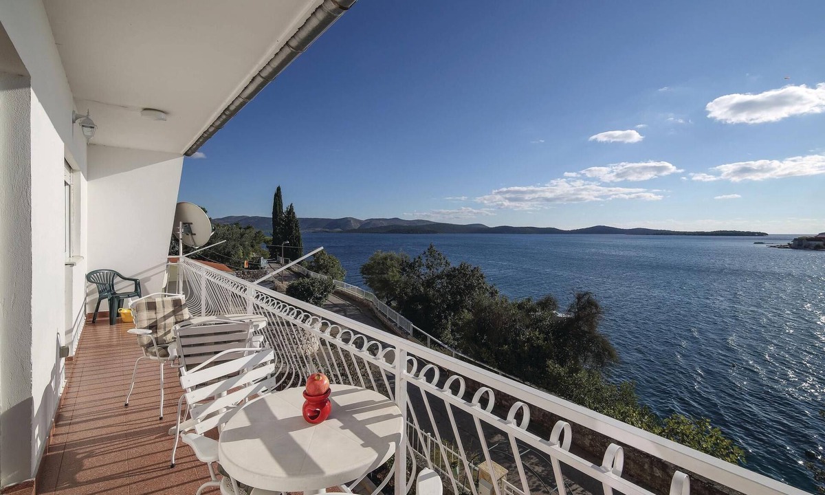 Brodarica Apartment | Lovely apartment in Brodarica with WiFi