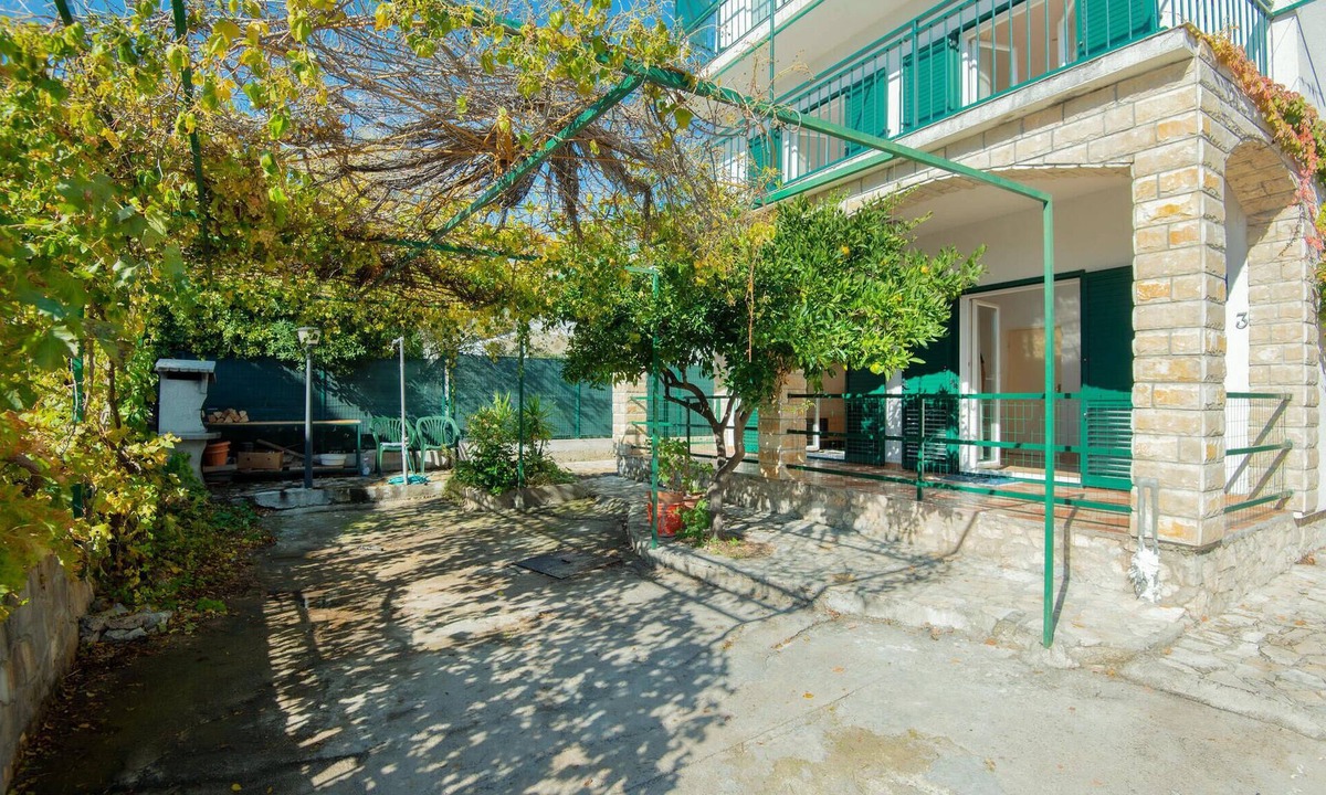 Brodarica Apartment | Lovely apartment in Brodarica with WiFi