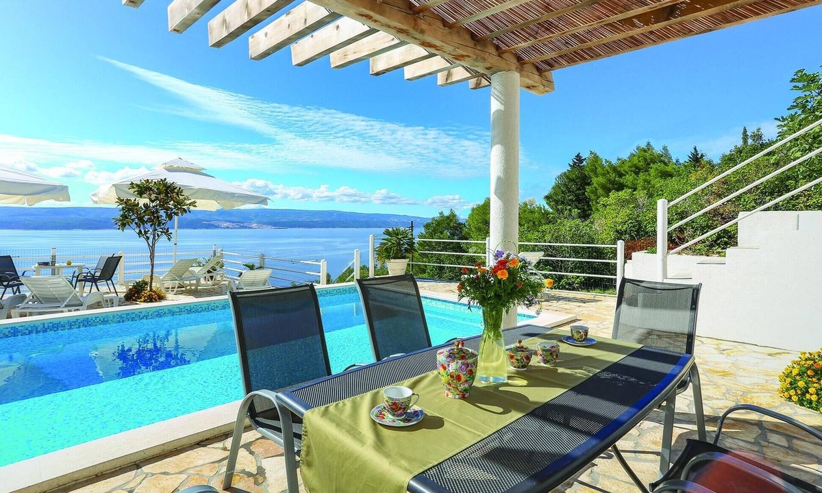 Mimice Apartment | Lovely apartment in Mimice with swimming pool