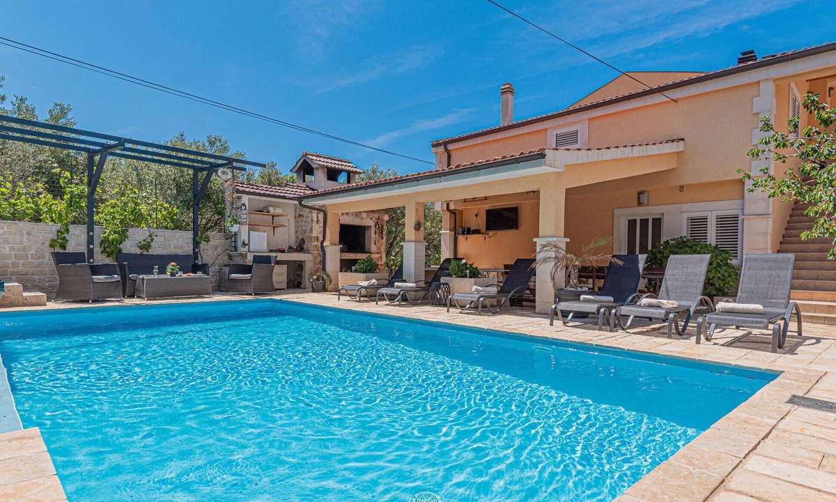 Brodarica Apartment | Lovely apartment in Sibenik with sauna