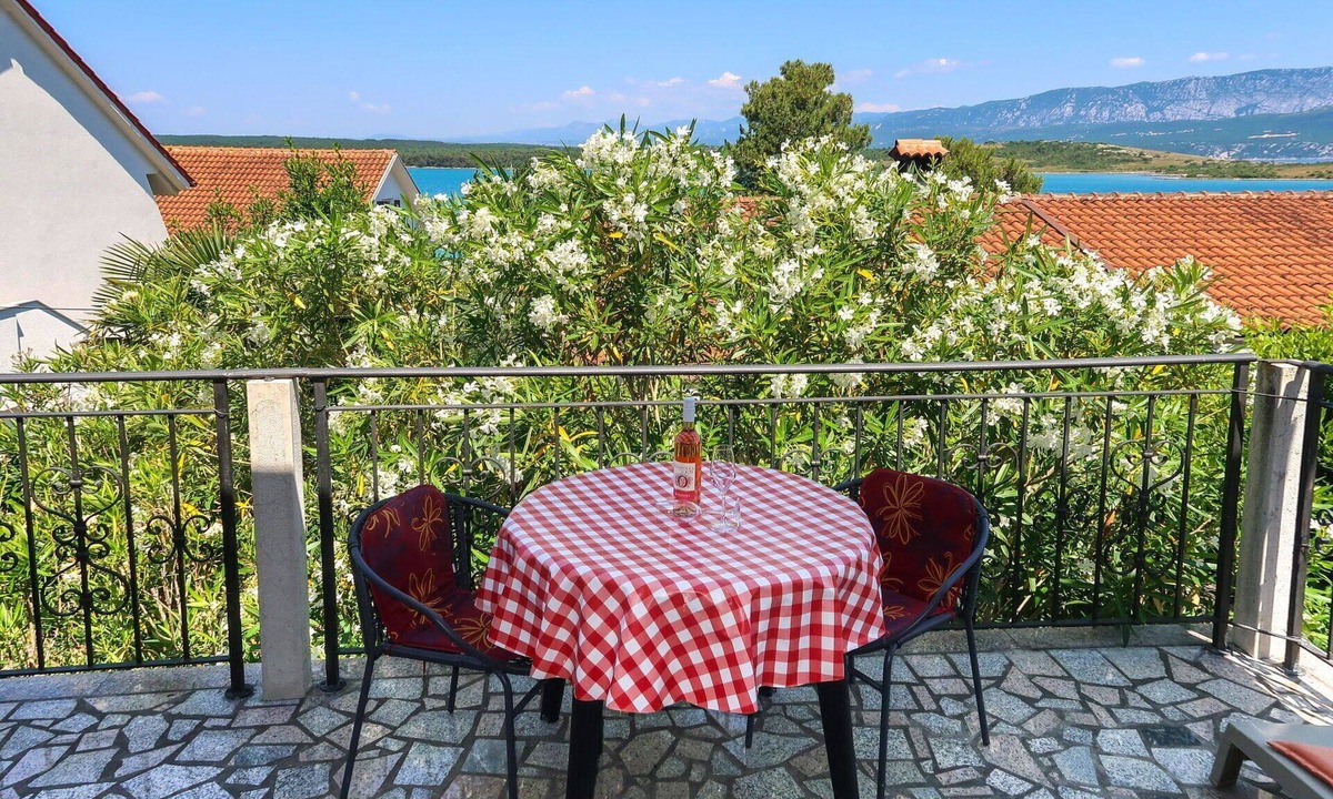 Klimno House | Lovely apartment in villa for 10 people with WIFI, TV, terrace and pets allowed