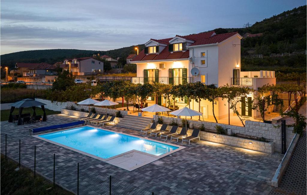 Dicmo House | Lovely Home In Dicmo Prisoje