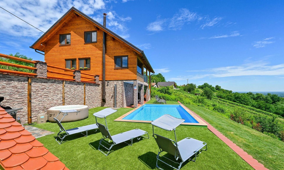Grabrovnik House | Lovely home in Grabrovnik with sauna