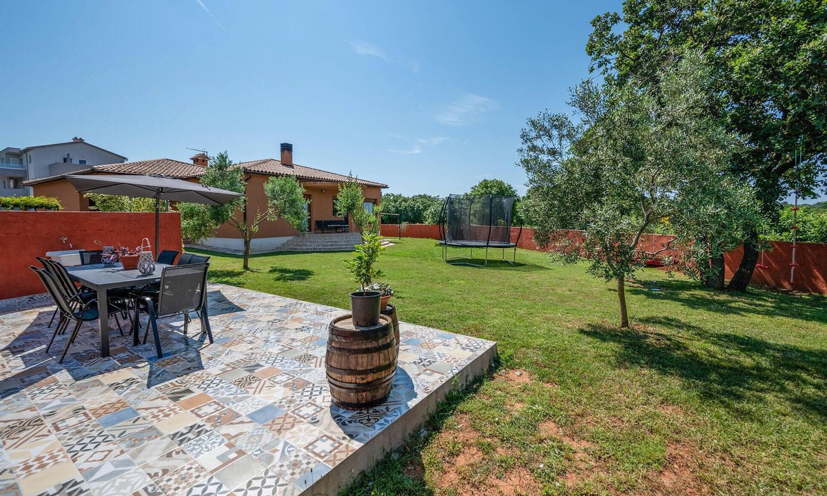 Pomer House | Lovely home in Liznjan with WiFi