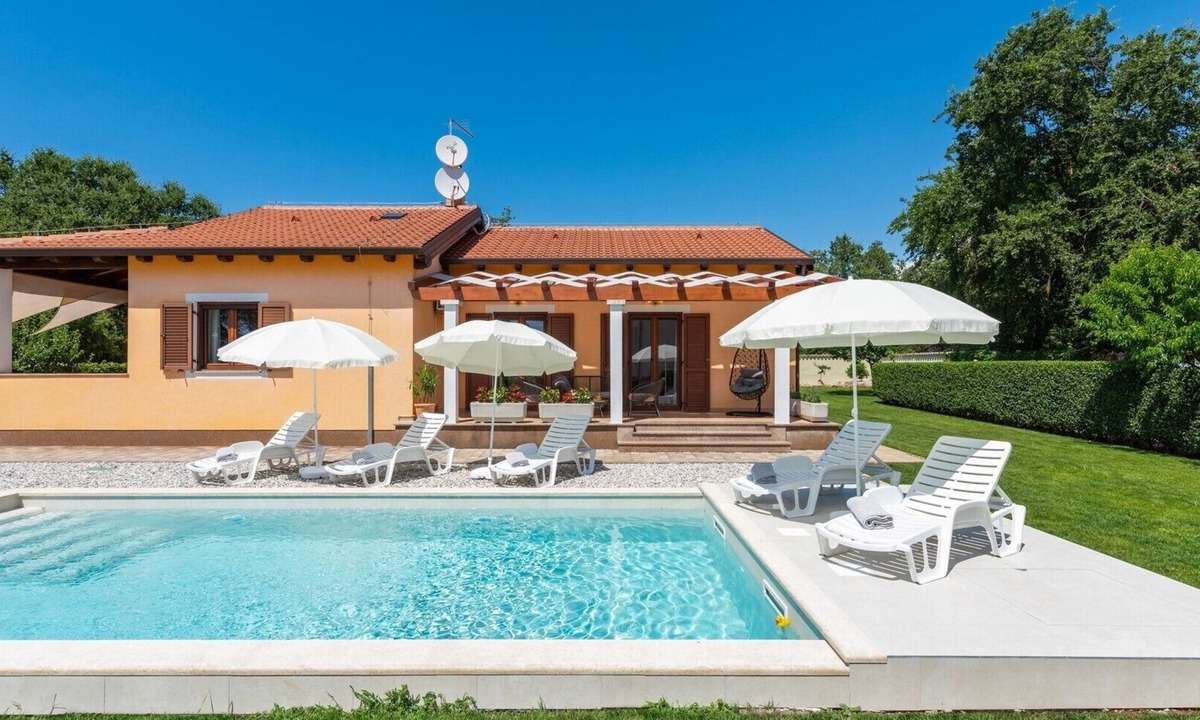Fiorini Villa | Lovely Villa Dora with a swimming pool
