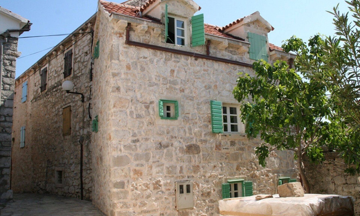 Betina House | Lovingly renovated stone house with courtyard & brick barbecue area