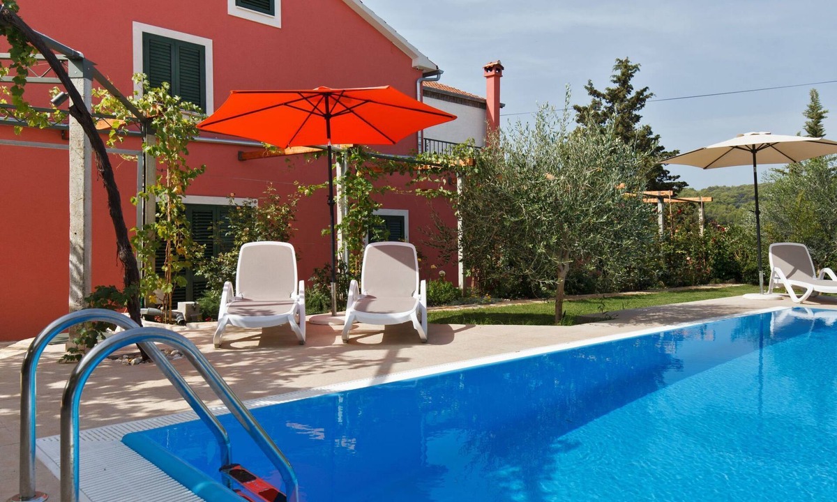 Sutomiscica House | Luxuriöses Haus direkt am Strand, große Terrasse by Interhome