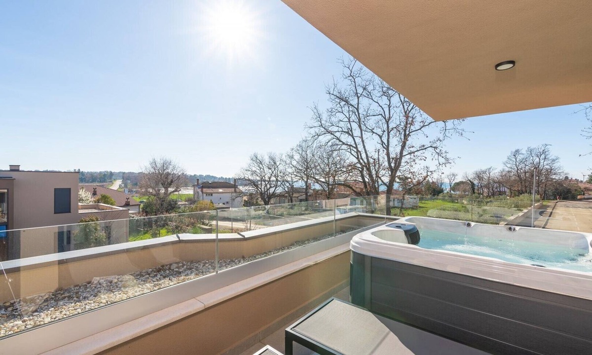 Karigador Apartment | Luxurious Apartment with Jacuzzi, Sea View, and Balcony in Istria