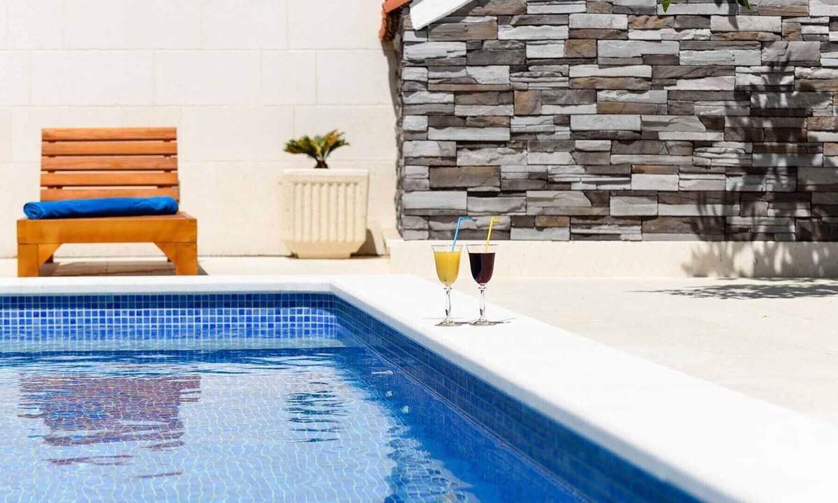 Arbanija Apartment | Luxurious four star residence Voyage with pool, sauna and gym - EOS-CROATIA
