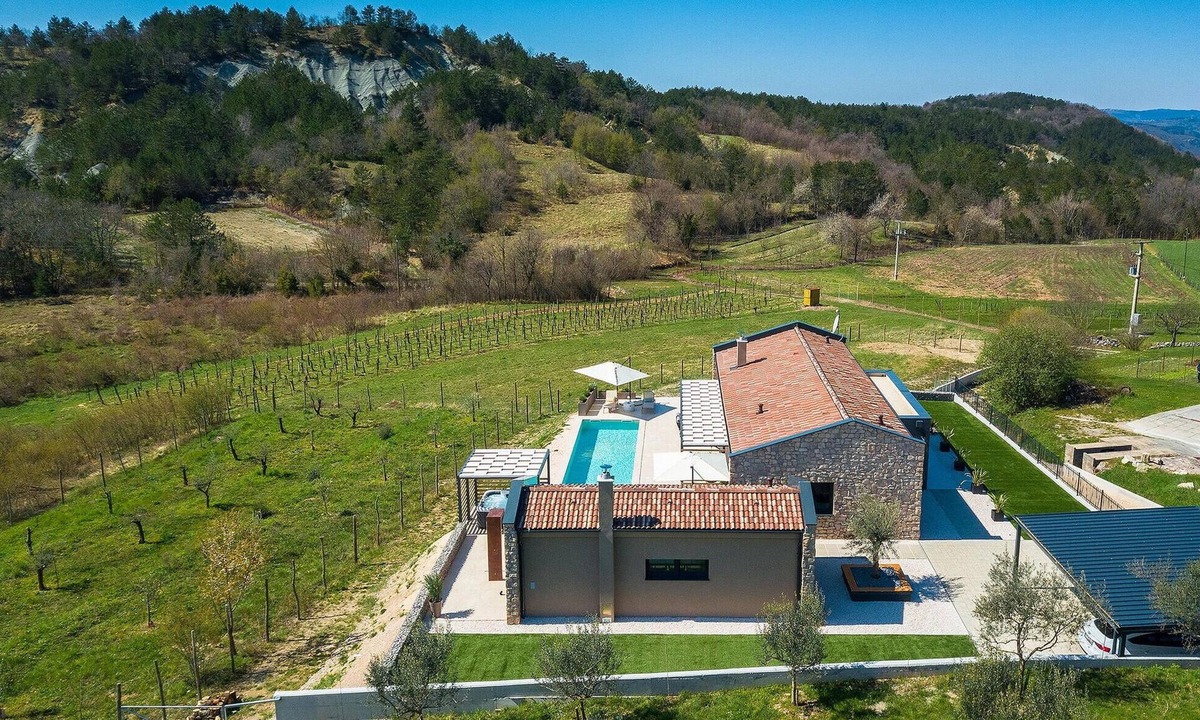 Hum House | Luxurious home in Hum with sauna